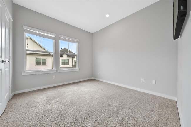 Building Photo - 6727 Parker Oaks Ln
