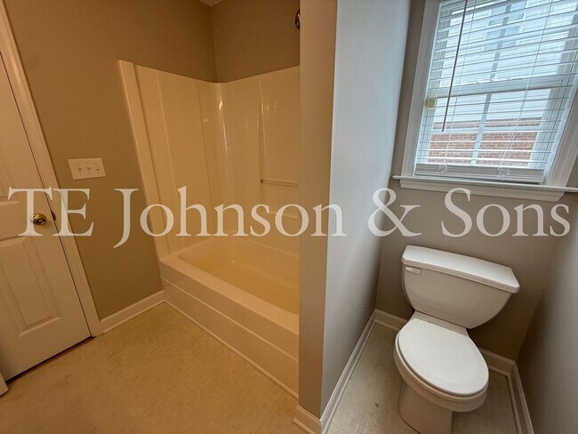 Building Photo - Spacious 3 Bedroom Home with Primary Suite on Main Level in Camden Forest