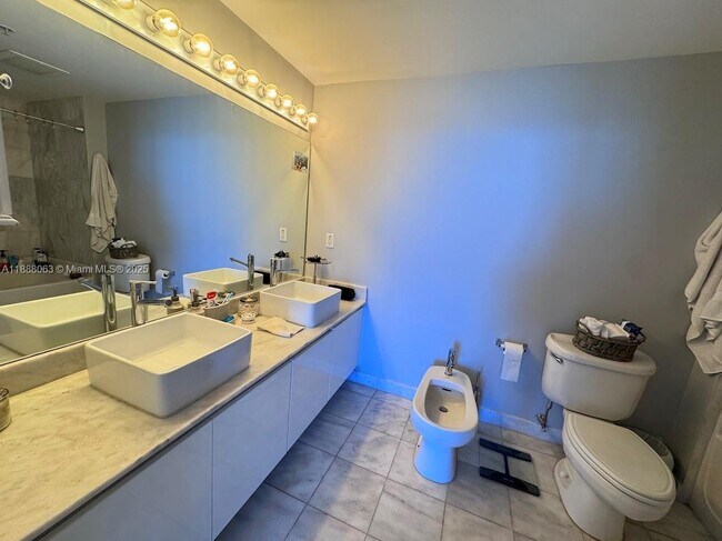 Building Photo - 601 NE 36th St