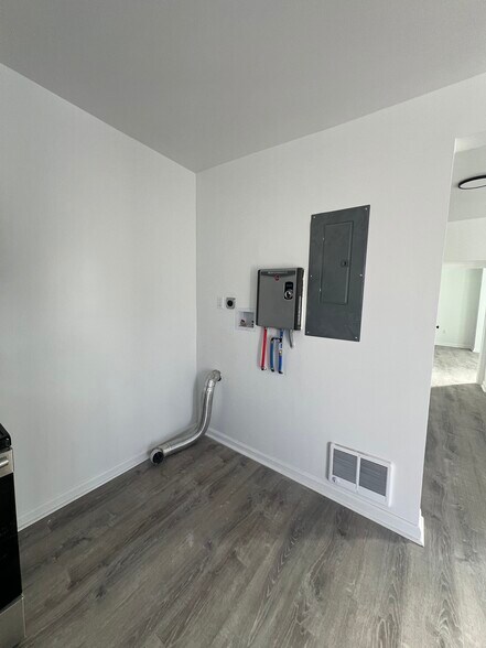 Building Photo - 1132 W 8th St