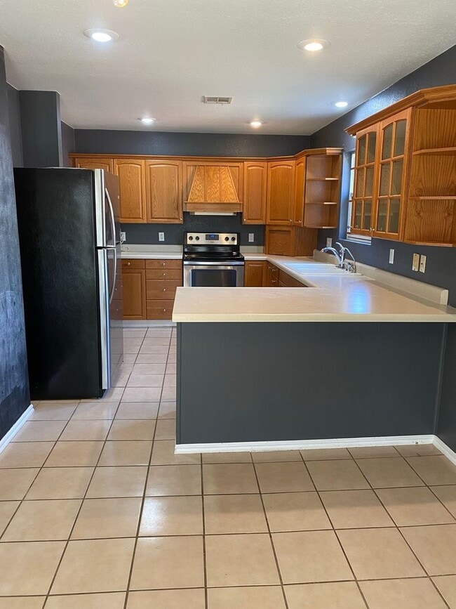 Building Photo - Beautiful 3 bedroom 2 bathroom home now available!!