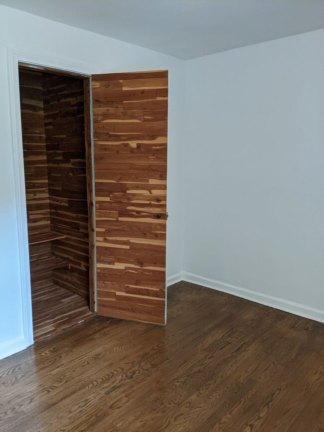 Building Photo - Renovated 3BR/1BA Townhouse in Edgemoor Gardens!