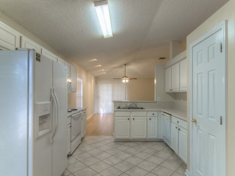 Building Photo - 1588 Glen View St