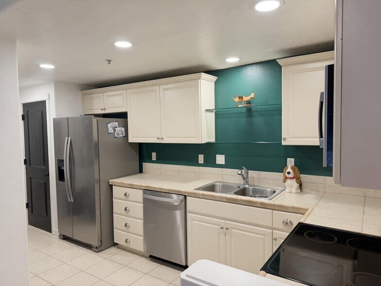 Building Photo - 774 NE Adwick Dr