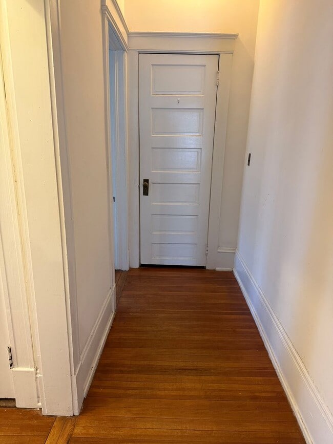 Building Photo - 1 Bedroom unit in Dunleath Historic District - Office Space & W/D Connections!