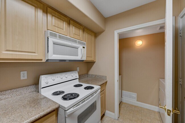 Building Photo - 8000 W Badura Ave