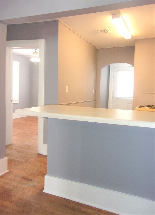 Building Photo - 1 BED 1 BATH 1 CAR DETACHED GARAGE CRESTWO...