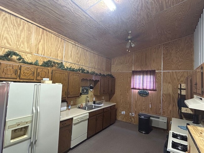 Building Photo - FULLY FURNISHED ONE BEDROOM APARTMENT