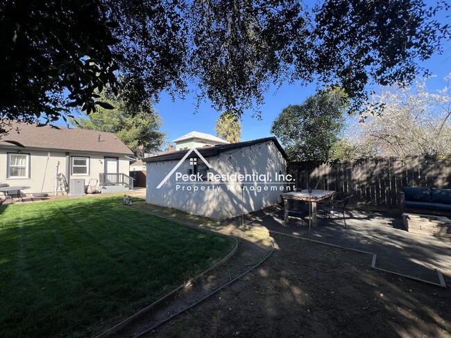 Building Photo - Nicely Updated 2bd/1ba House With Large Yard!