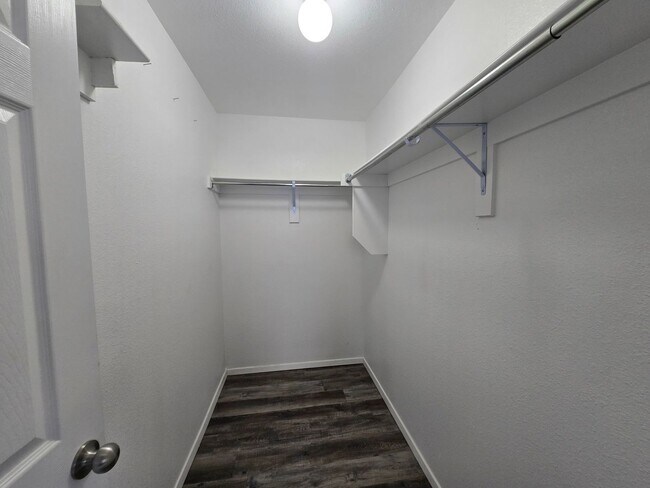 Building Photo - 1061 E Bunting St