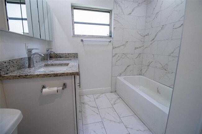 Building Photo - 1423 SW 2nd St