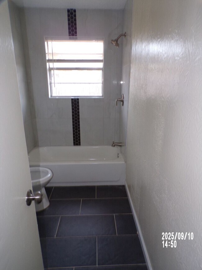 Building Photo - Great home close to Voch-tech, southwester...