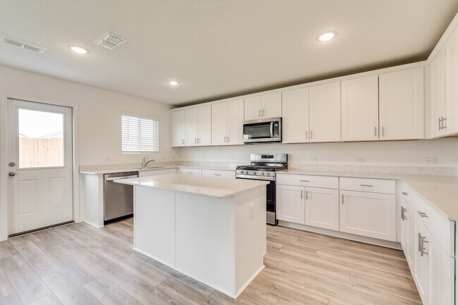 Building Photo - 16048 Isles Dr