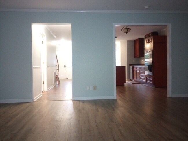 Building Photo - 3 Bedrooms 2.5 Bathrooms