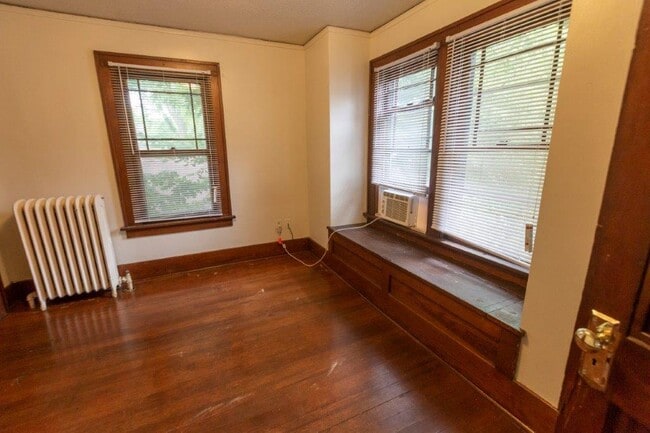 Building Photo - 509 E Davenport St