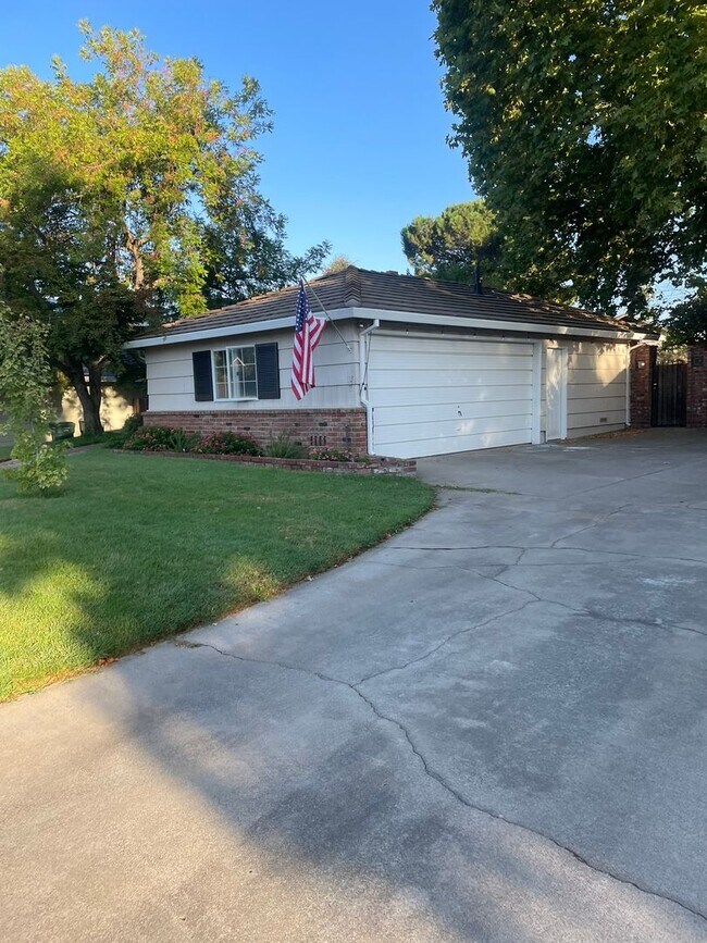 Building Photo - Charming 3 bedroom home in quiet neighborhood with detached office!