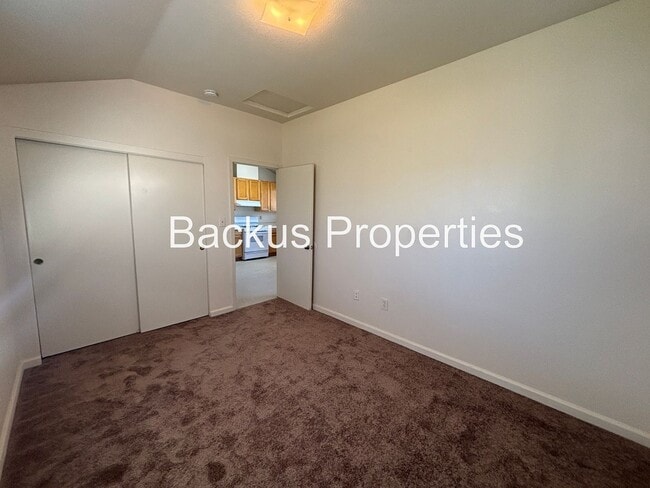 Building Photo - 325 Kings St