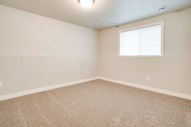 Building Photo - Modern 4-Bedroom Home in Moorhead