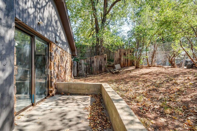 Building Photo - Light-Filled Mid-Century Vibes: 2BR/2BA w/...