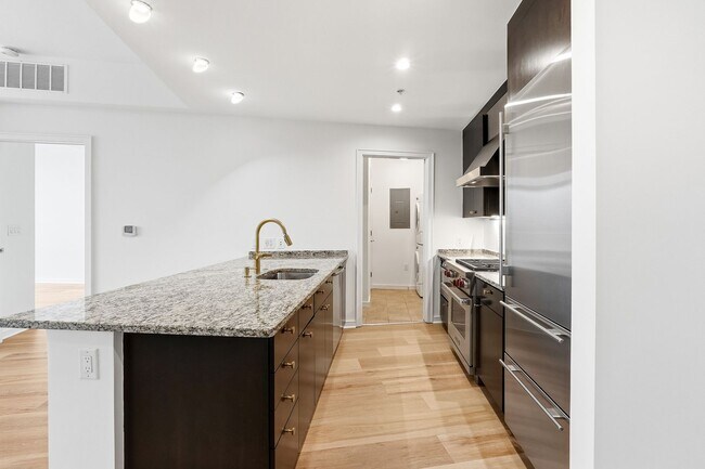 Building Photo - 10 Terminus Luxury 2 Bedroom Condo in Heart of Buckhead