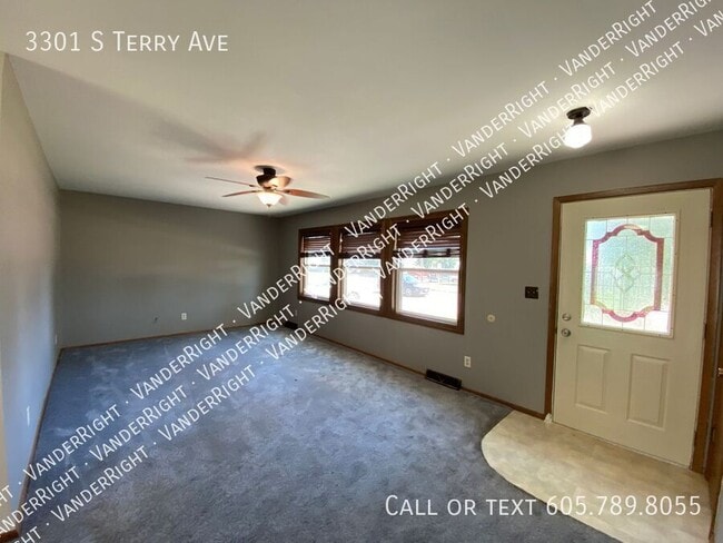 Building Photo - 3301 S Terry Ave