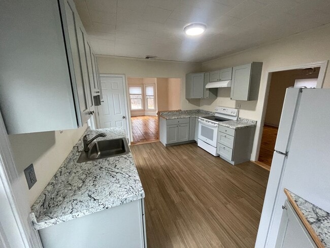 Building Photo - Spacious 3 Bedroom Unit