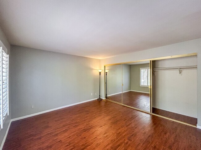 Building Photo - Beautiful 2BD/2.5BA Townhome W/ A/C and Attached Garage in Bay Ho!
