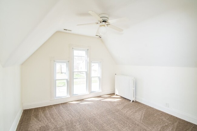 Building Photo - 3 bed 1.5 bath Downtown Valparaiso Home