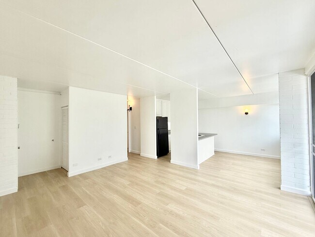 Building Photo - Renovated 2br/1ba/1pkg Condo with Amazing Mountain Views