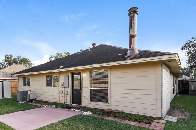 Building Photo - 15626 Barbarossa Dr