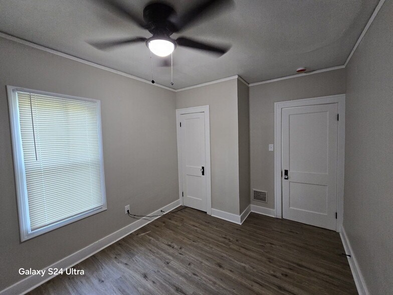 Building Photo - This beautifully updated 3-bedroom, 1-bath single-family home is ready for move-in!