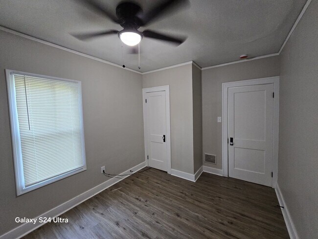 Building Photo - Fully Renovated 3-Bedroom Home – Move-In R...