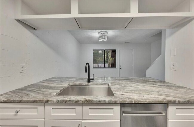 Building Photo - Renovated townhome in Great Alpharetta location