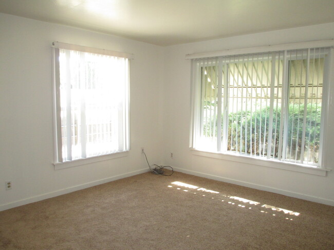 Building Photo - Home in Roseville near Royer Park