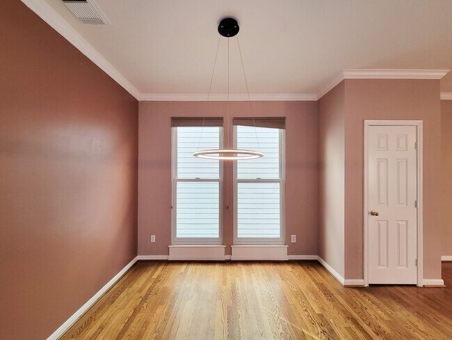 Building Photo - Great opportunity to lease a wonderful town home in the Montrose /Midtown location and within eas...