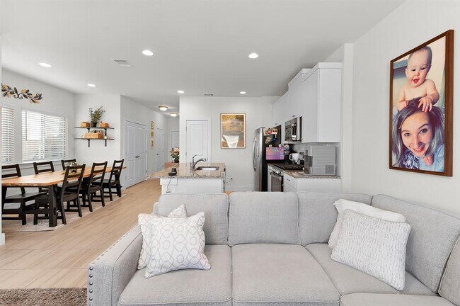 Building Photo - 512 White Steppe Way