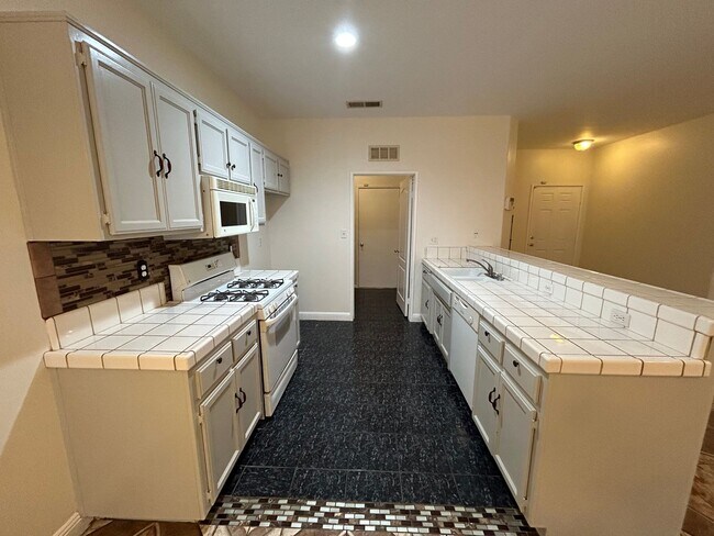 Building Photo - Cute 3 Bed/2 Bath SE Bakersfield Home