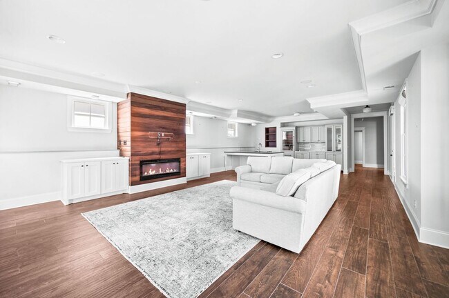 Building Photo - Stunning 5BE/4.5BA home nestled in the hig...