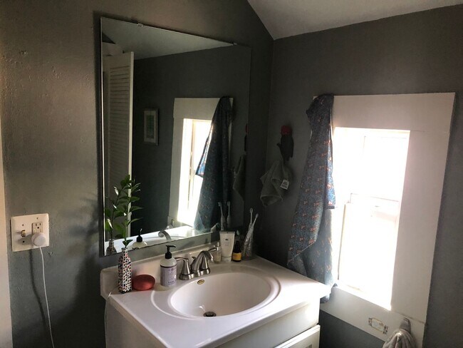 Building Photo - AVAILABLE JUNE - 2 BED 1 BATH