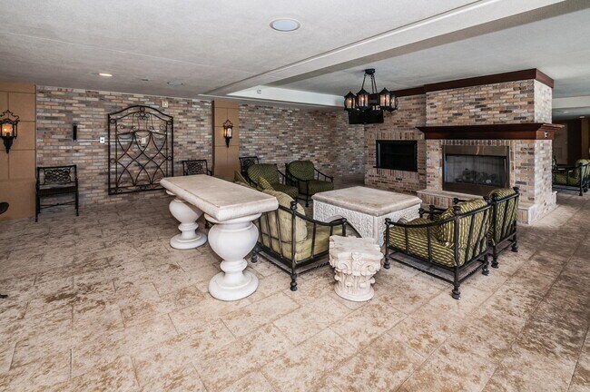 Building Photo - 521 Mandalay Ave