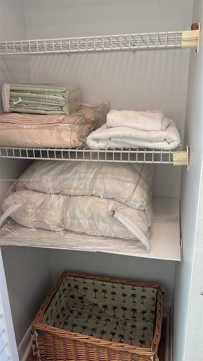 Building Photo - 14211 N Kendall Dr