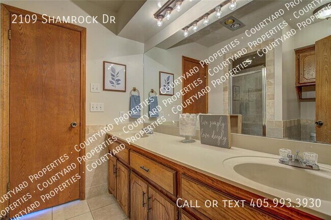 Building Photo - 2109 Shamrock Dr