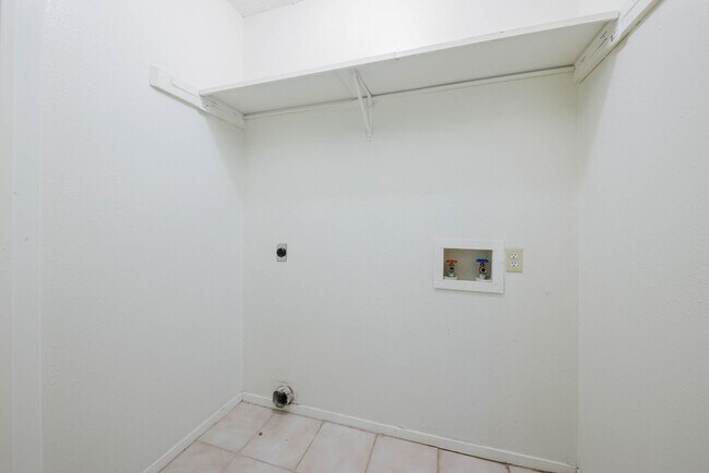 Building Photo - 8810 Piney Point Dr