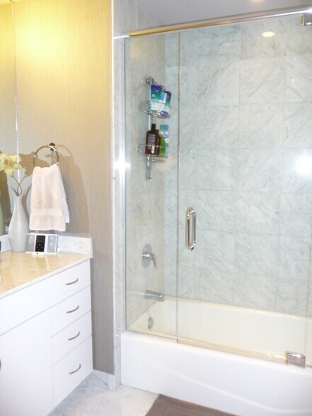 Bathroom 2 - 860 W Blackhawk St