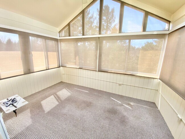 Building Photo - 3 Bedroom 2.5 Bathroom Condo in Williston