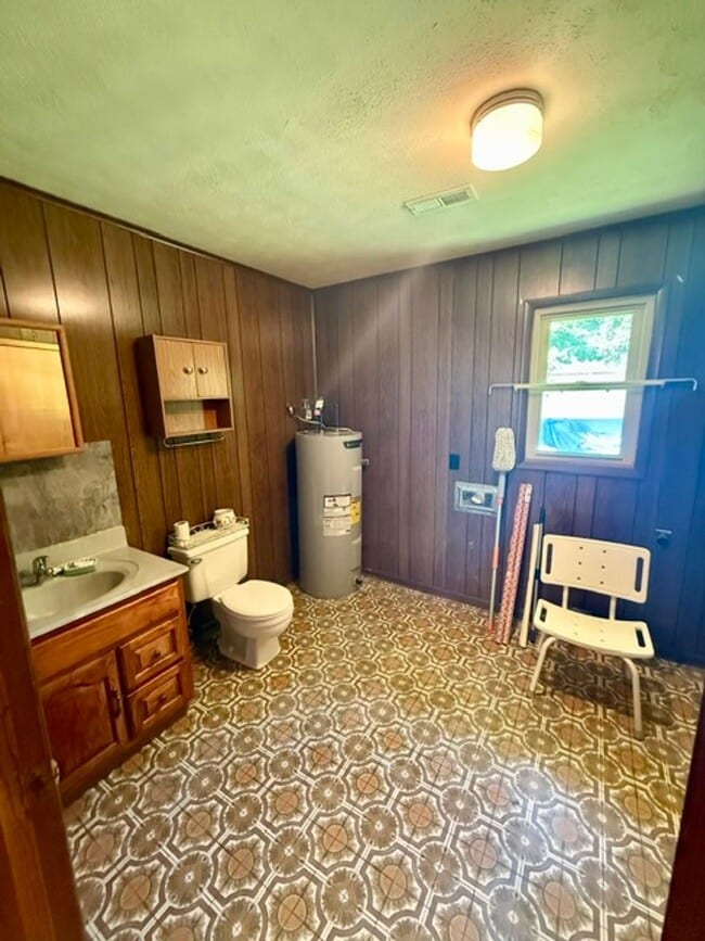 Building Photo - 3 Bedroom 1 Full Bath 2 Half bath Brick house for Rent