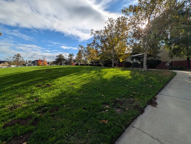 Building Photo - 5592 Diamond Ridge Dr