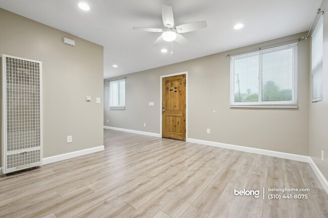 Building Photo - 747 W Oliver St