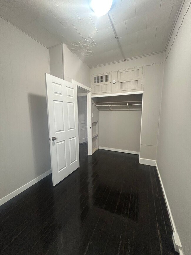 Building Photo - 4 Bedroom in York City