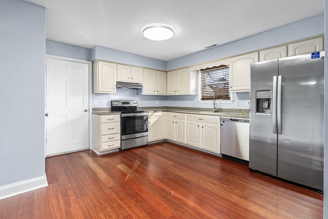 Building Photo - 1305 Eaglewood Dr